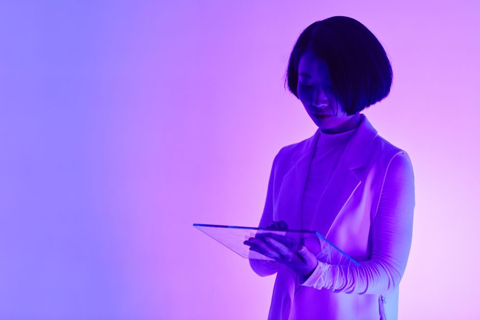 Profesional analizando datos con herramientas de inteligencia artificial en una laptop